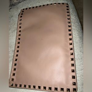 Valentino Garavani
Vitello Large Rockstud Zip
Pouch Soft Noisette